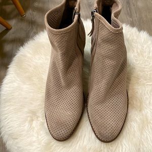 Dolce vita 8 1/2 booties , good condition, preowned. Very clean .